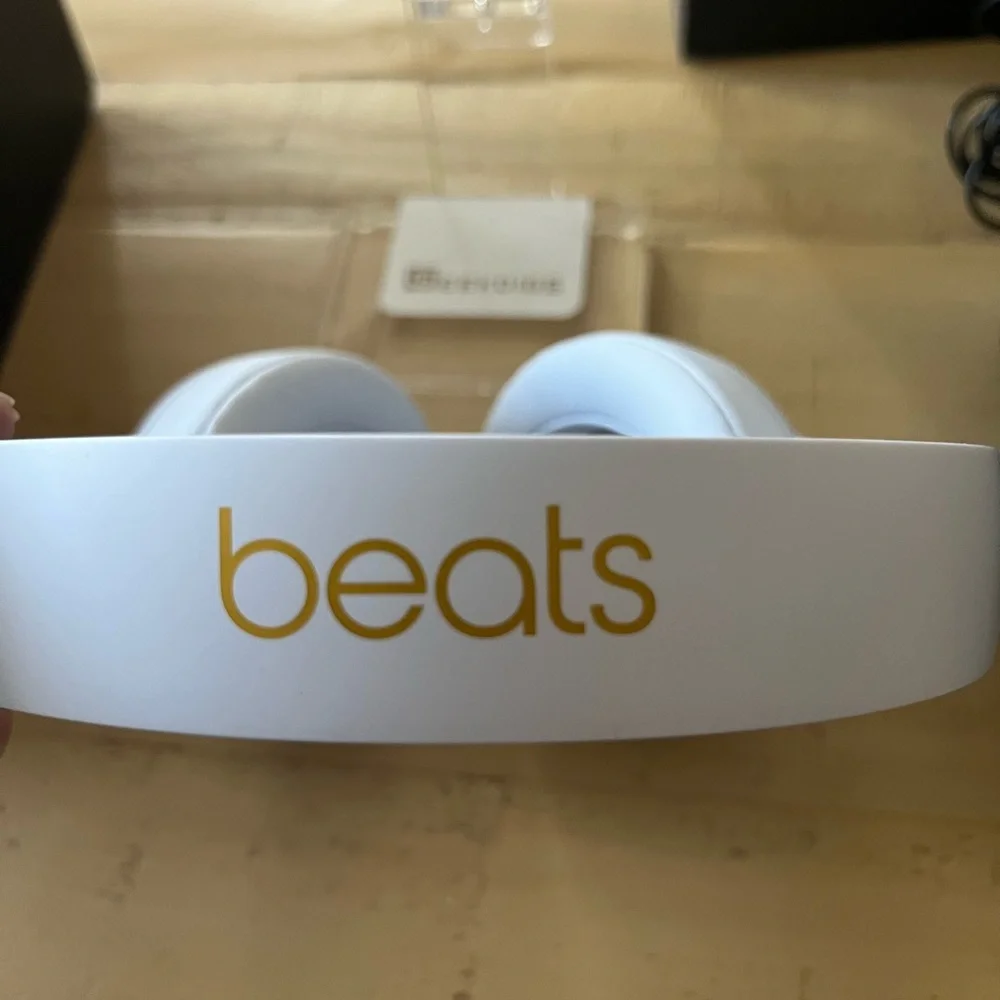 Beats Studio3 Wireless Noise Cancelling Over-Ear Headphones - Picture 7 of 10